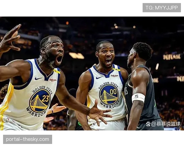 特写镜头：一次成功的底线球战术，由侧翼的库明加空切完成扣篮。